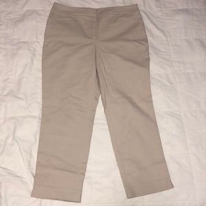 30⬇️ Chico's Fabulously slimming cropped pants